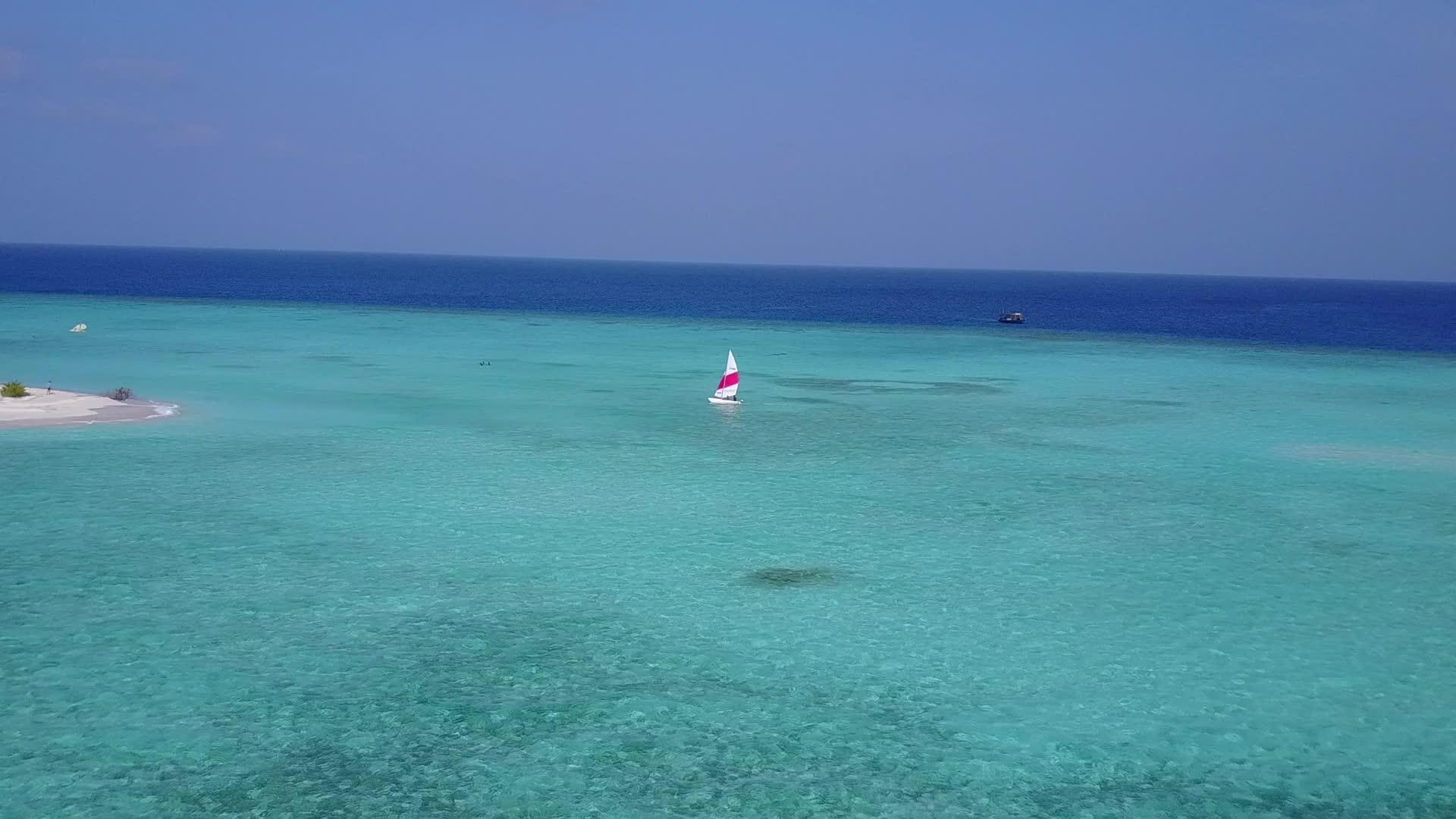 以浅沙为背景的蓝海在伊德林岛海滩上冒险在空中无人驾驶视频的预览图