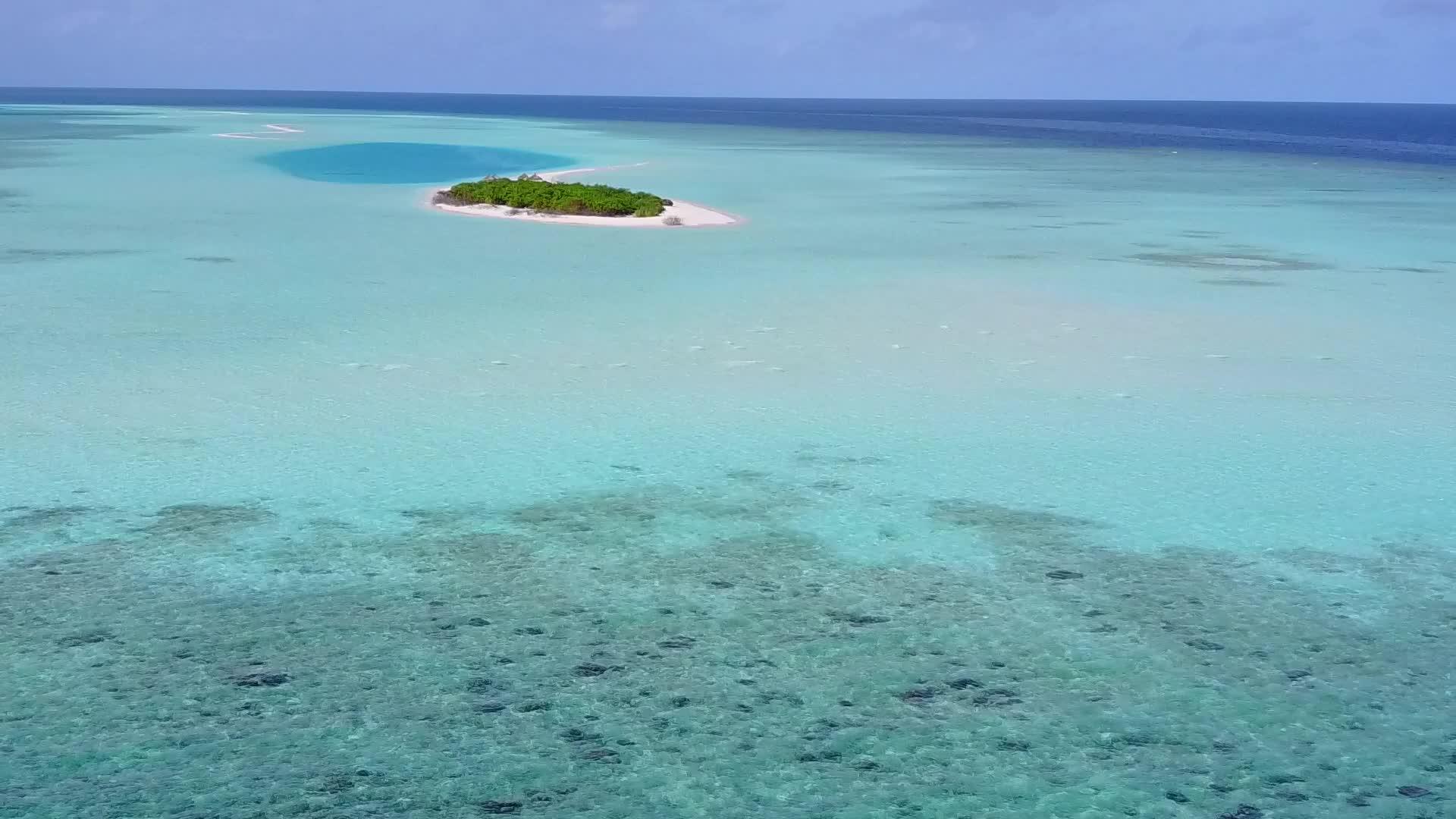 白沙背景蓝海完美度假海滩度假空中无人机旅行视频的预览图