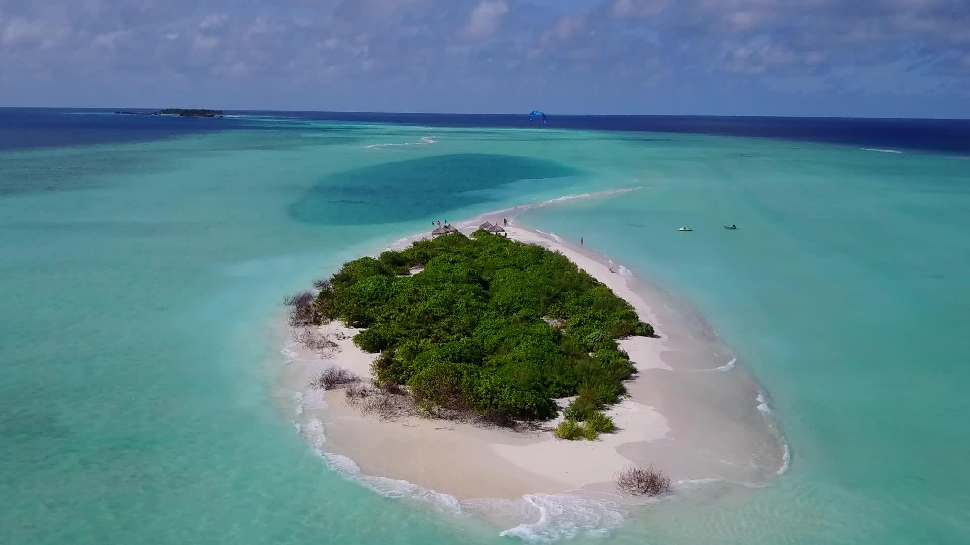 完美的海岸线野生生物是由白沙背景的绿松石环礁湖进行的视频的预览图