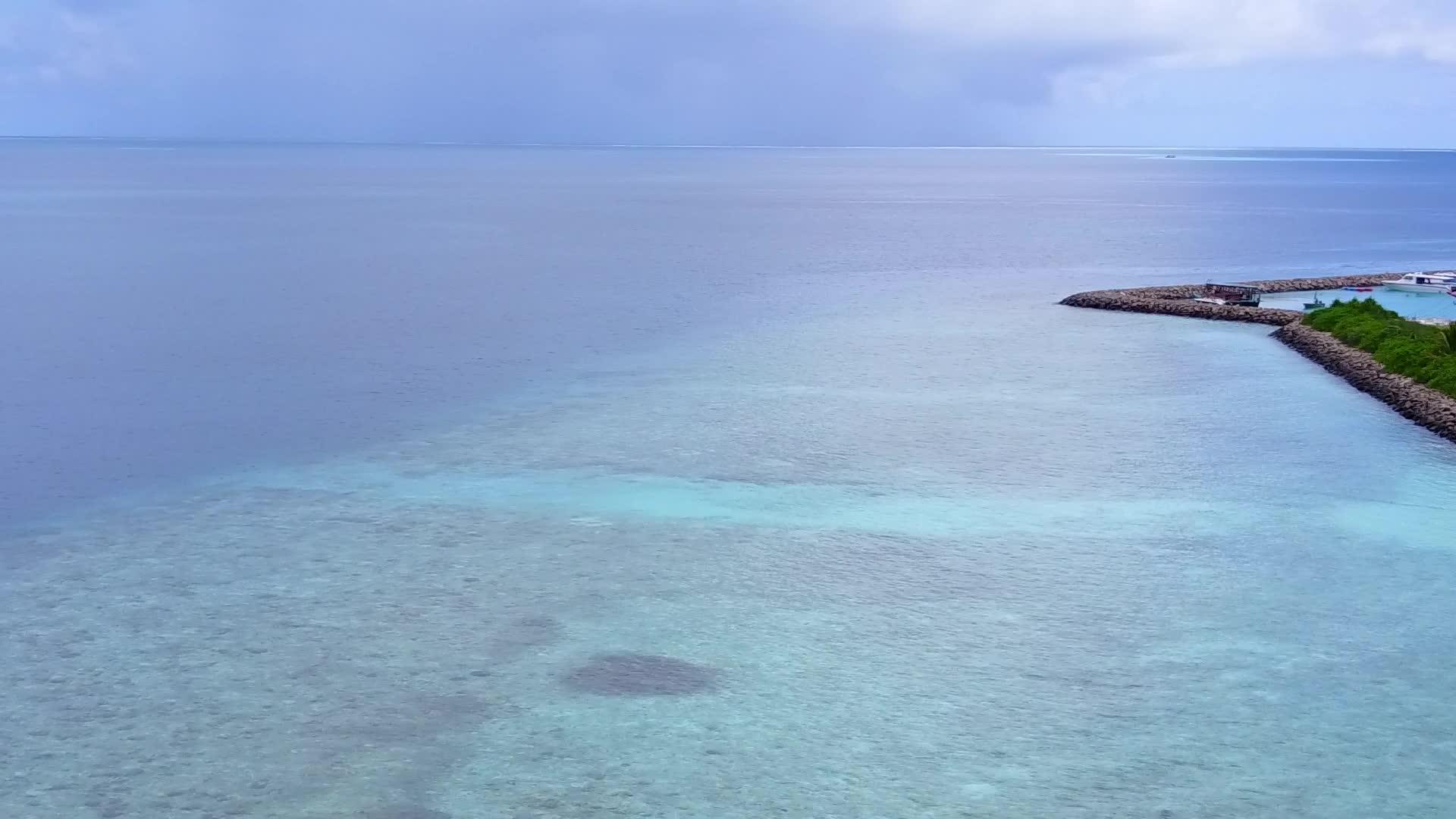 白沙背景下的清澈海洋和天堂海岸线海滩度假视频的预览图