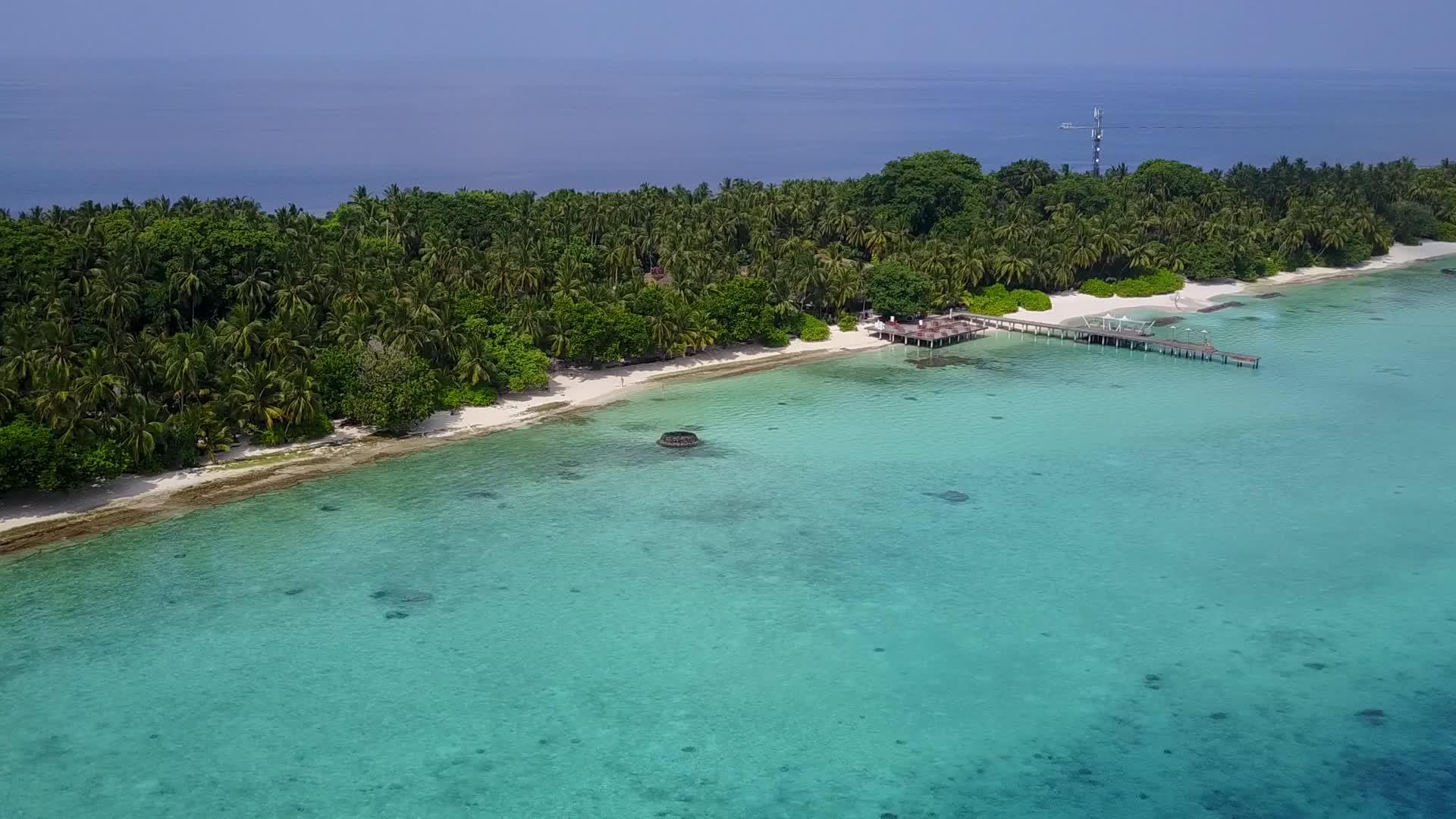 安静度假胜地海滩时间基于白色沙滩背景和浅水视频的预览图