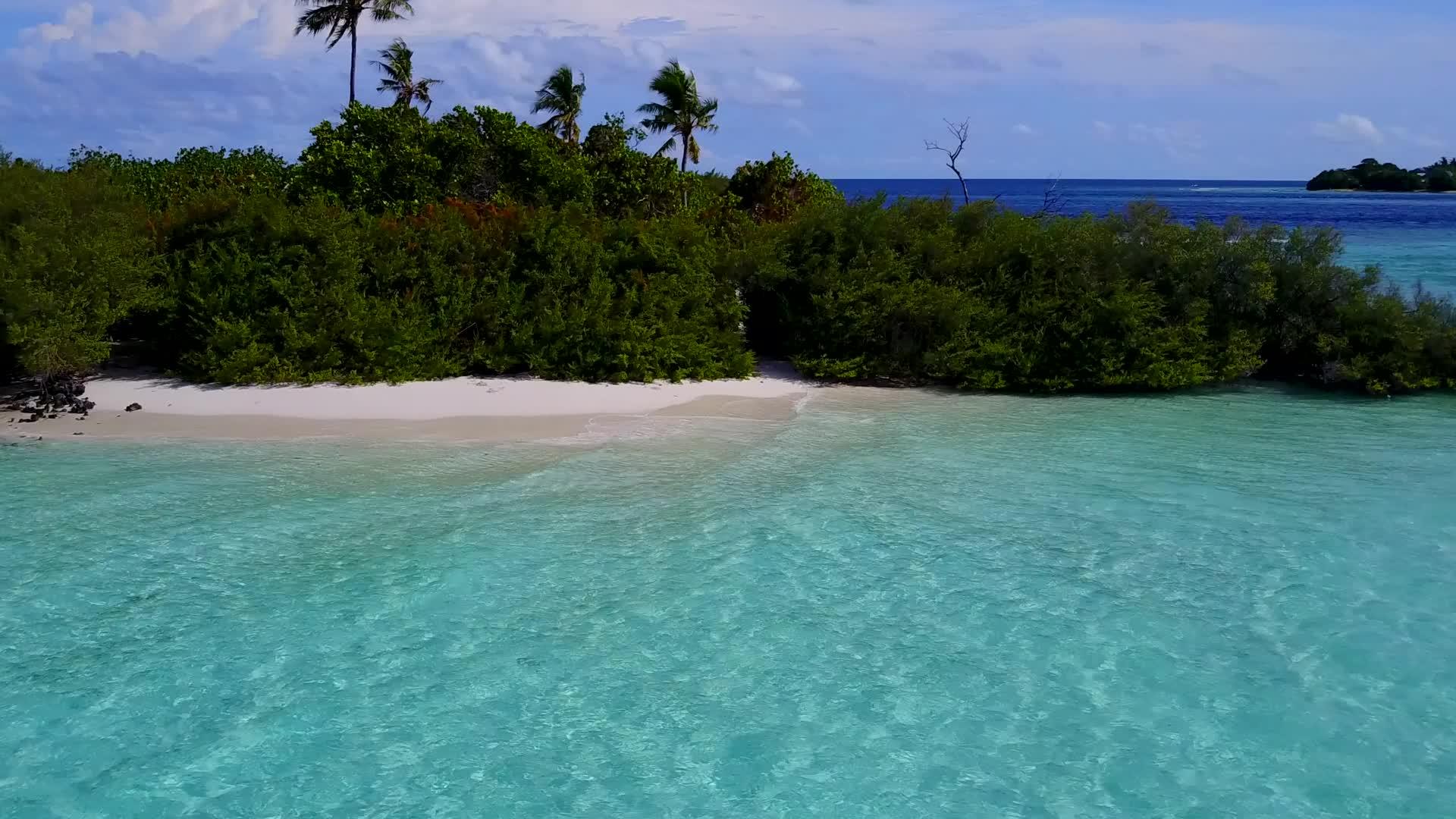 空中无人飞机以蓝色海洋和清洁沙滩的背景打破了天堂湾海滩视频的预览图