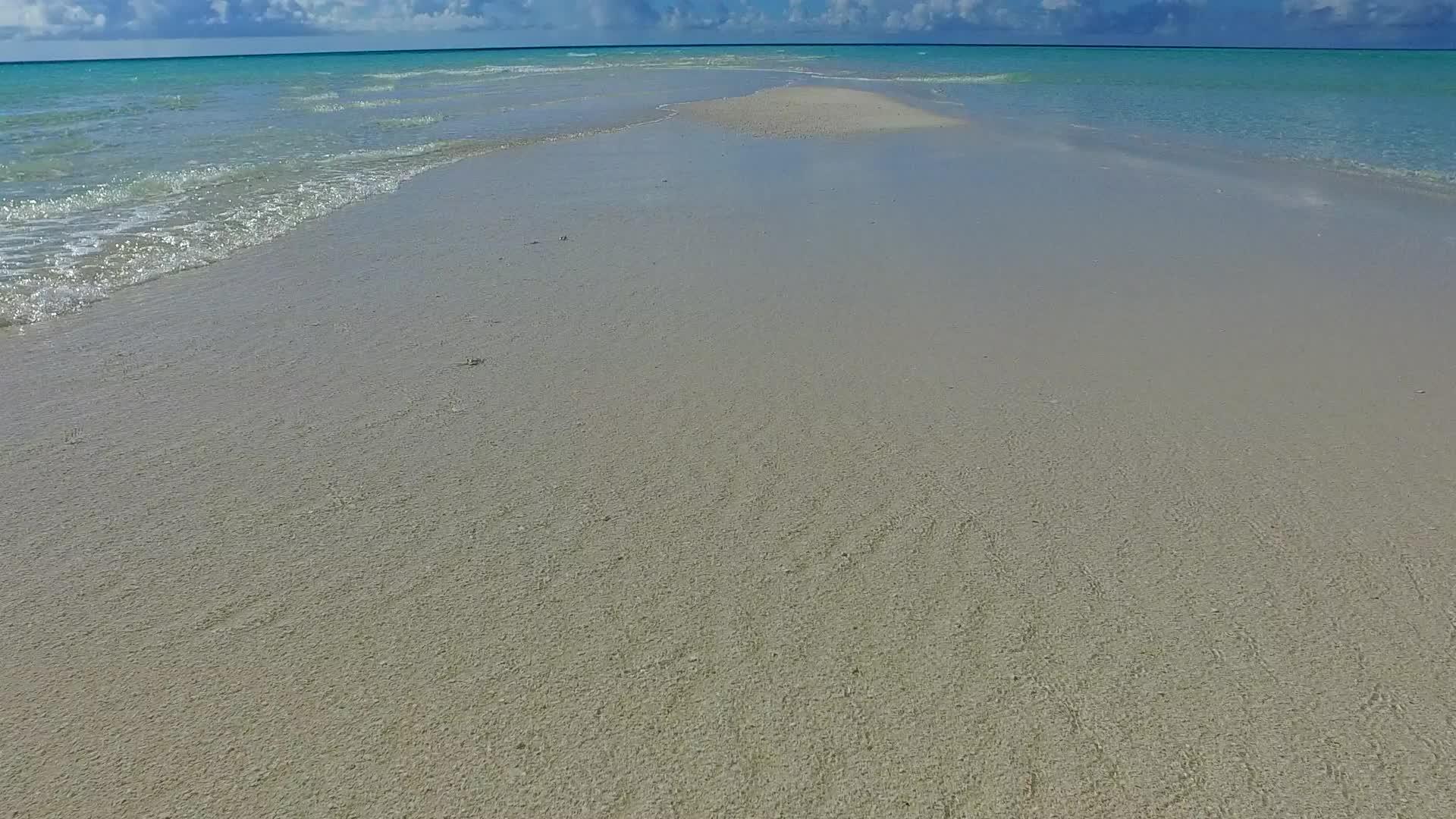 白沙底蓝水轻松度假胜地海滩度假抽象无人驾驶视频的预览图