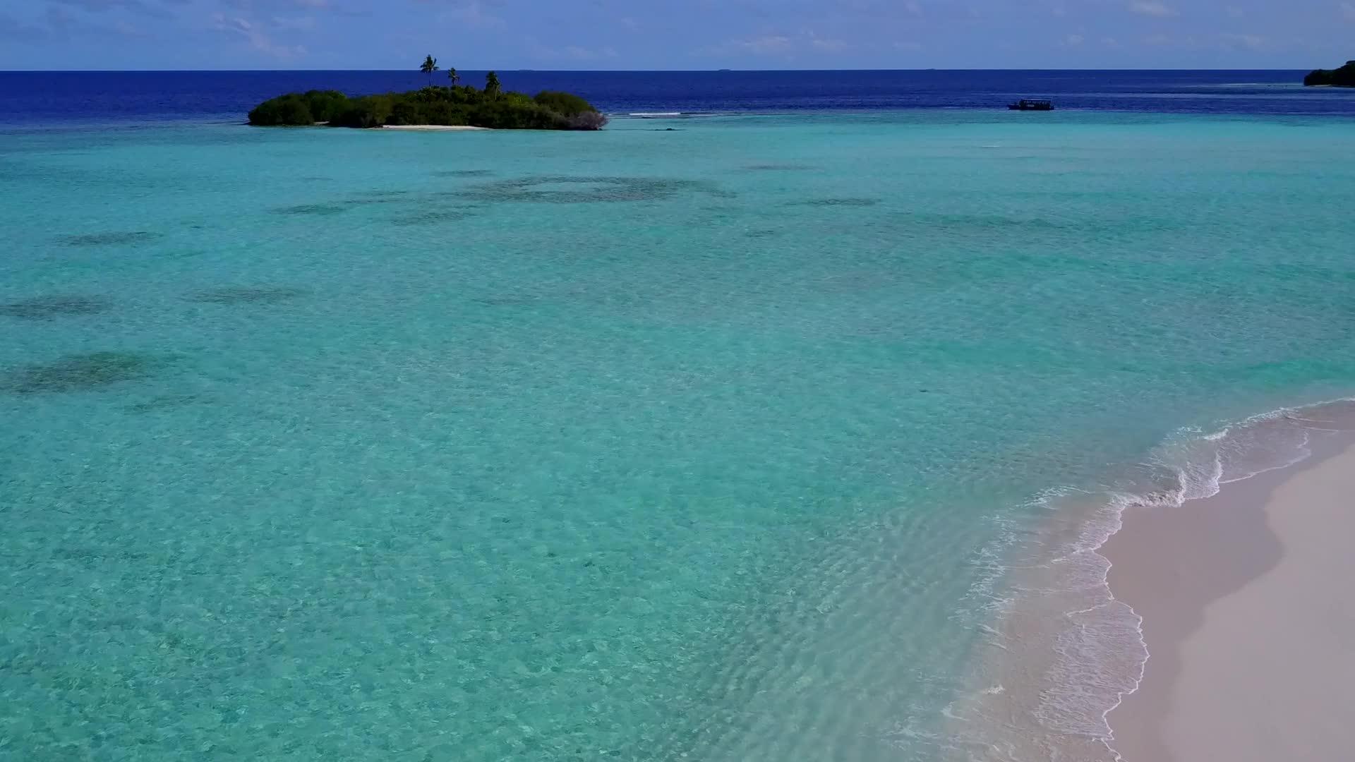 在透明海洋和白色海滩的背景下放松海景海滩度假的无人机景观视频的预览图