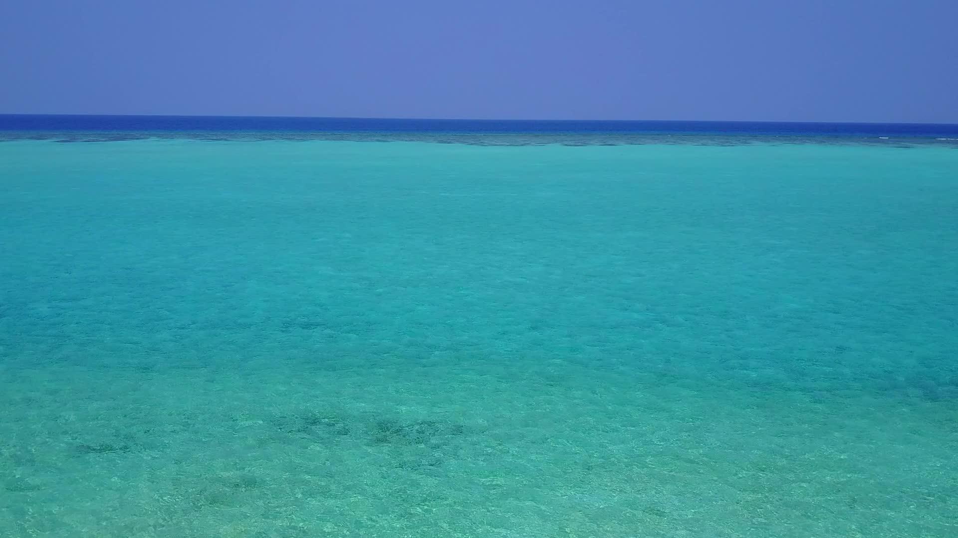 在白沙的背景下透明的海洋和豪华的海岸海滩可以鸟瞰海景视频的预览图