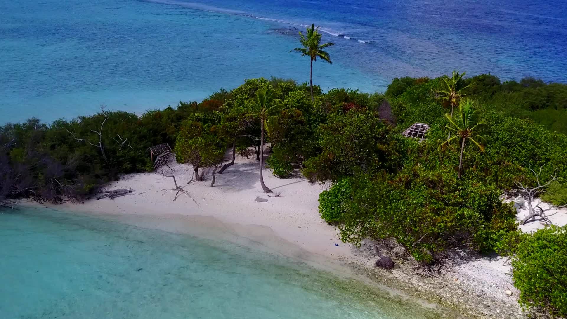 美丽的岛屿海滩旅行无人机天空透明的大海和干净的海洋视频的预览图