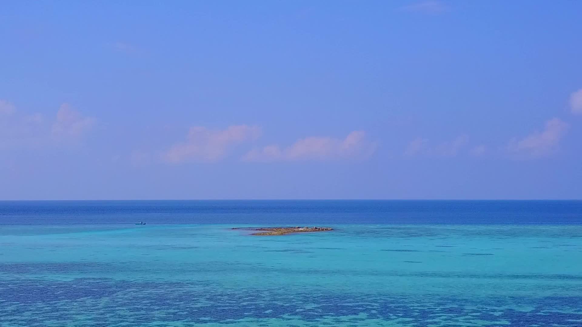 环礁湖透明透明背景为白沙抽象选择外国旅游海滩假日视频的预览图