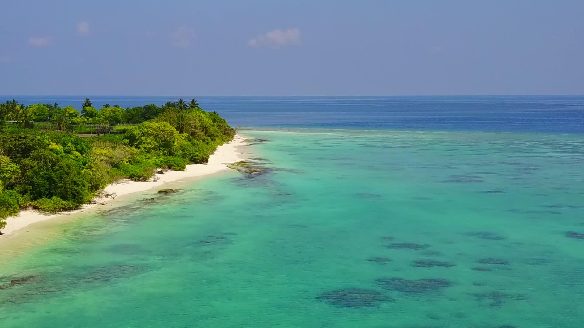 蓝色海洋和白色海滩背景热带海滨海滩时空抽象视频的预览图