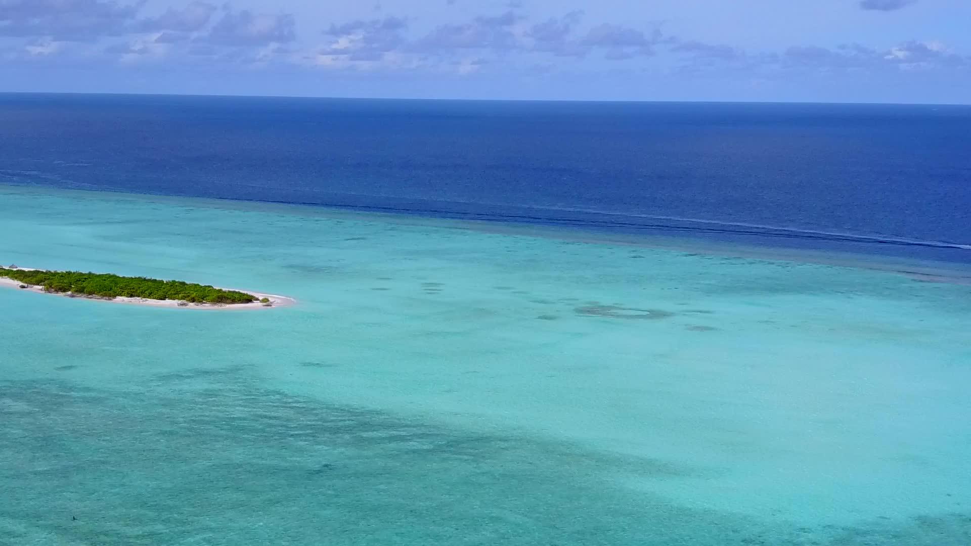 蓝海白沙背景豪华海景海滩之旅视频的预览图