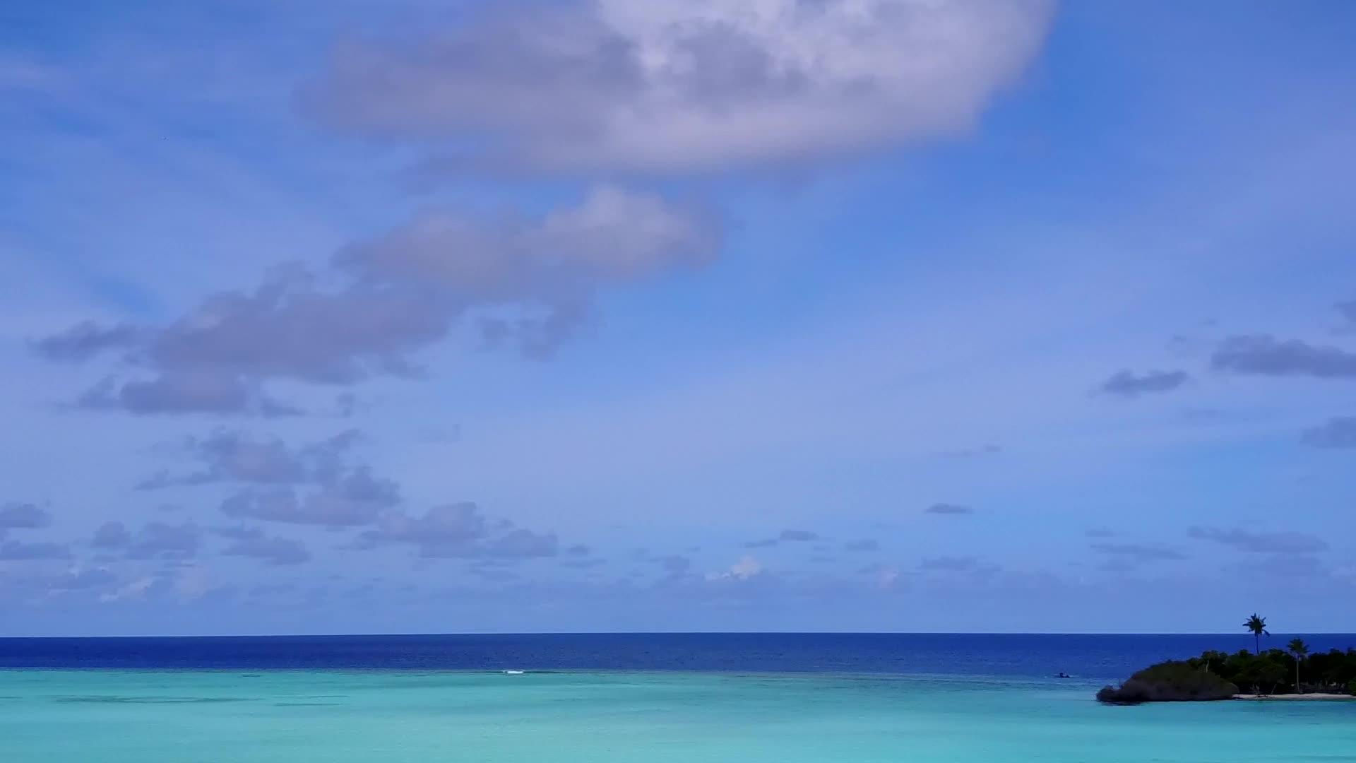 蓝色环礁湖景下蓝色的环礁湖面对着宁静的海滩时光视频的预览图