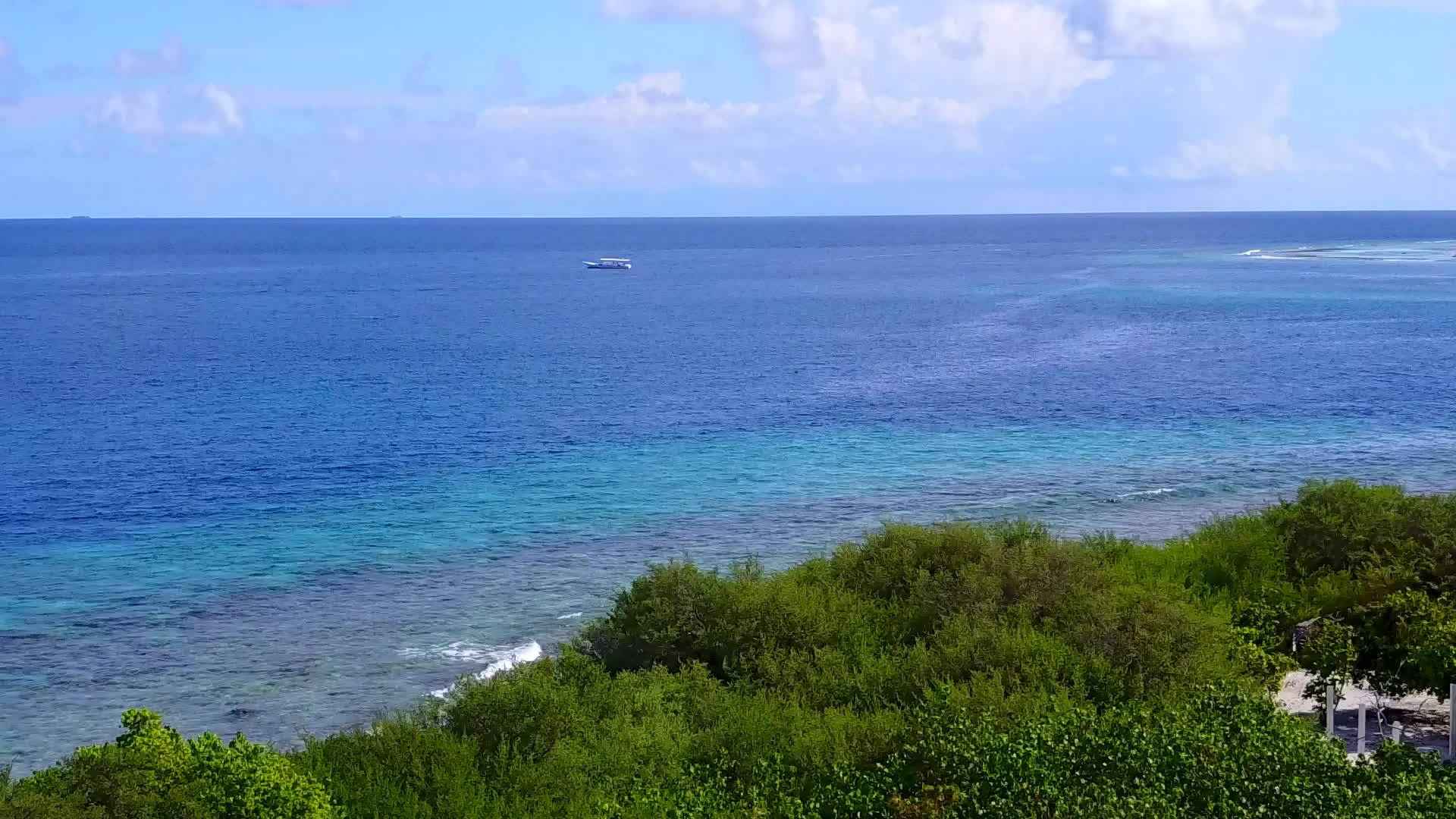 绿松石海洋和白色海滩背景下的豪华度假海滩度假胜地视频的预览图