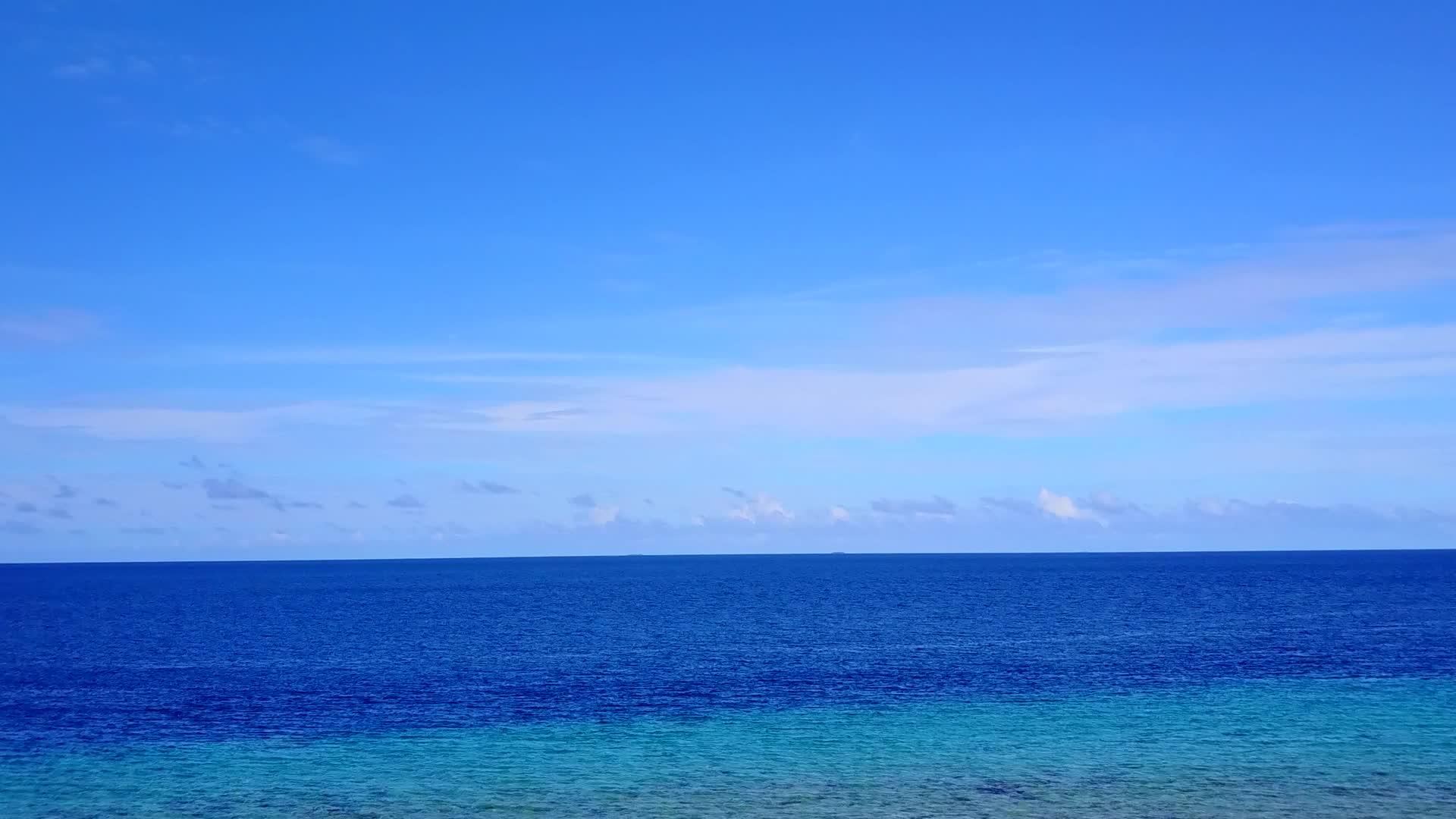 白沙背景绿松石水热带海岸线海滩航行无人机空中旅行视频的预览图