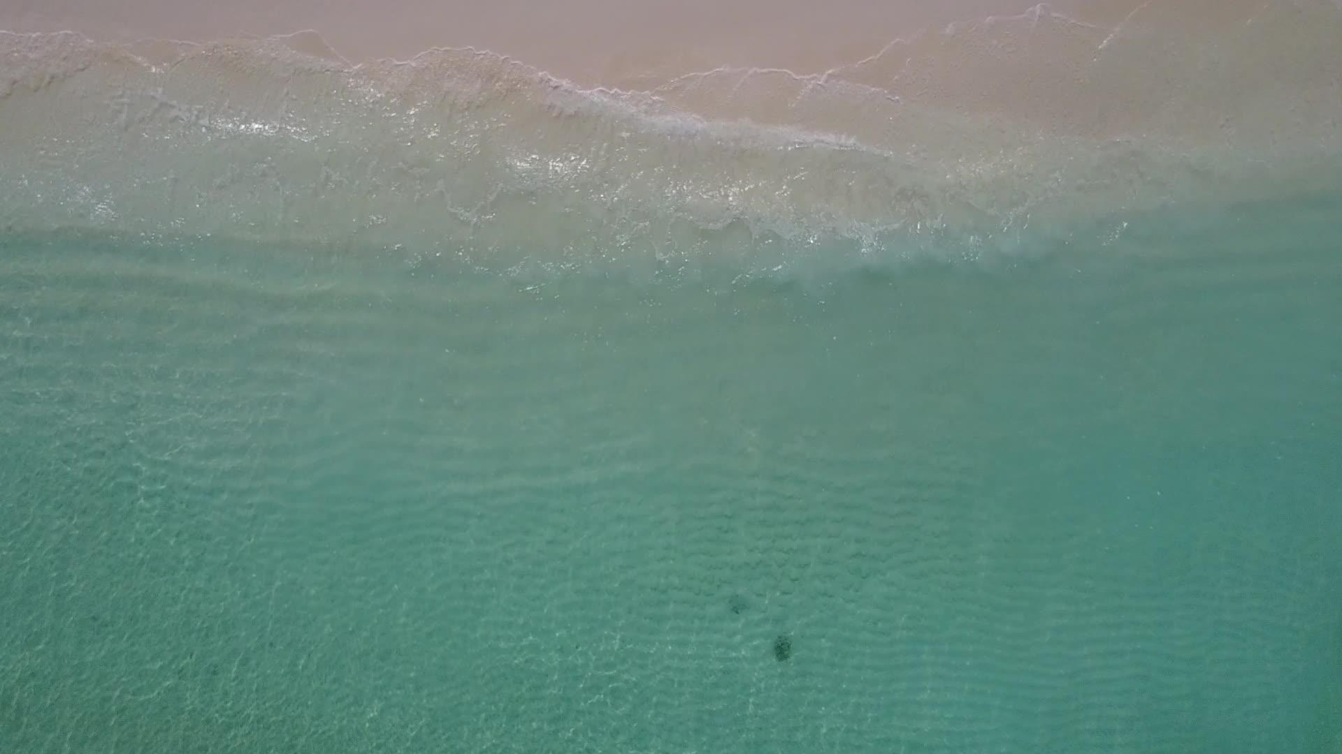 美丽的海岸海滩以蓝水和白沙为背景无人驾驶无人驾驶视频的预览图
