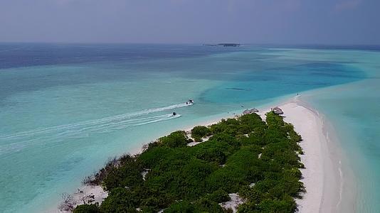 在清澈的海洋和白沙的背景下无人机在热带度假海滩度假视频的预览图