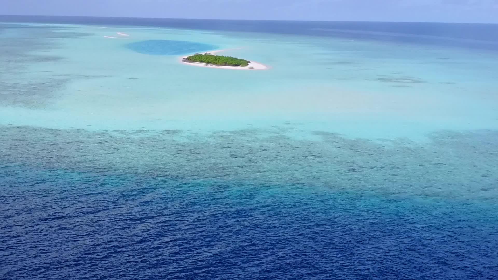 豪华海湾海滩探索以透明水和白色海滩为背景视频的预览图