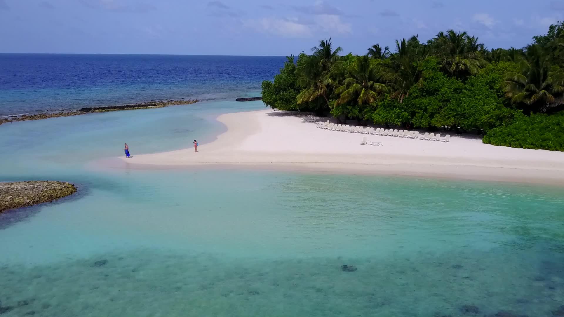 完美的海滨海滩度假天性由绿水和浅沙组成视频的预览图