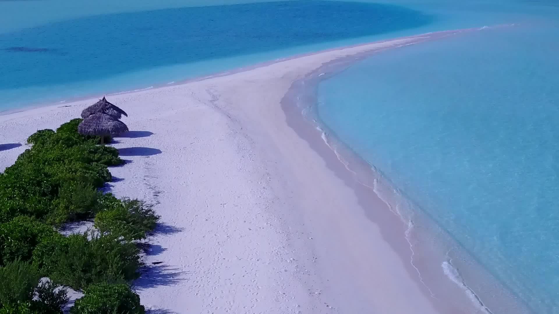 热带旅游海滩探索蓝海和白色沙尘背景视频的预览图