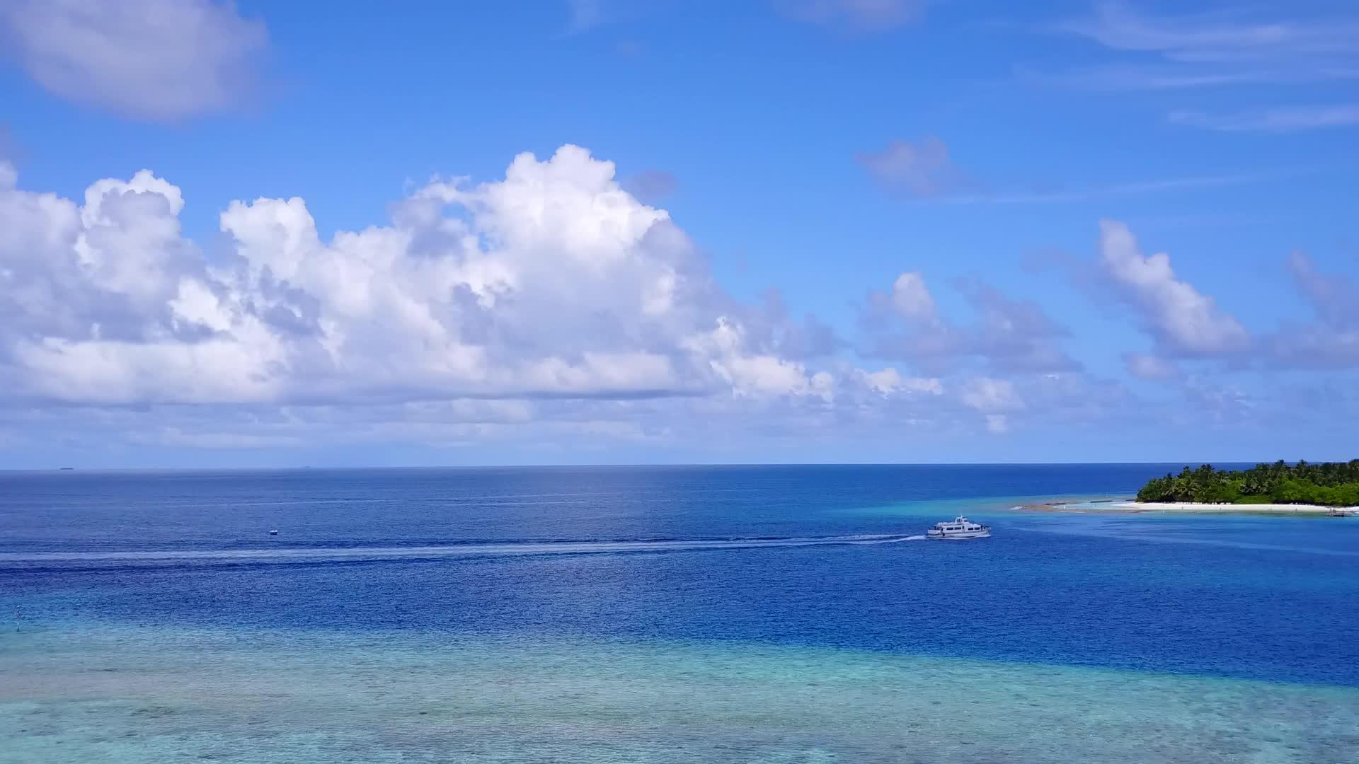 由于浅环礁湖和白色沙滩的背景豪华岛屿海滩破裂视频的预览图