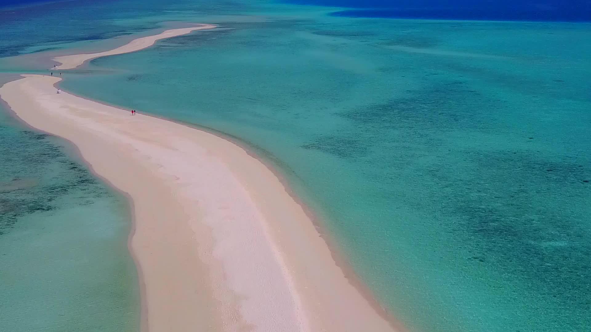 白沙背景下的绿松石环礁湖海滩之旅视频的预览图