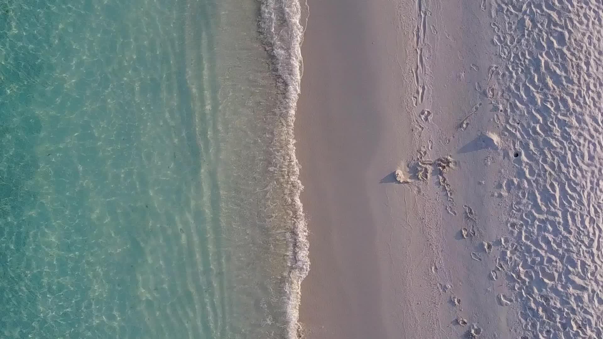 白沙背景绿松石海洋度假村海滩之旅视频的预览图