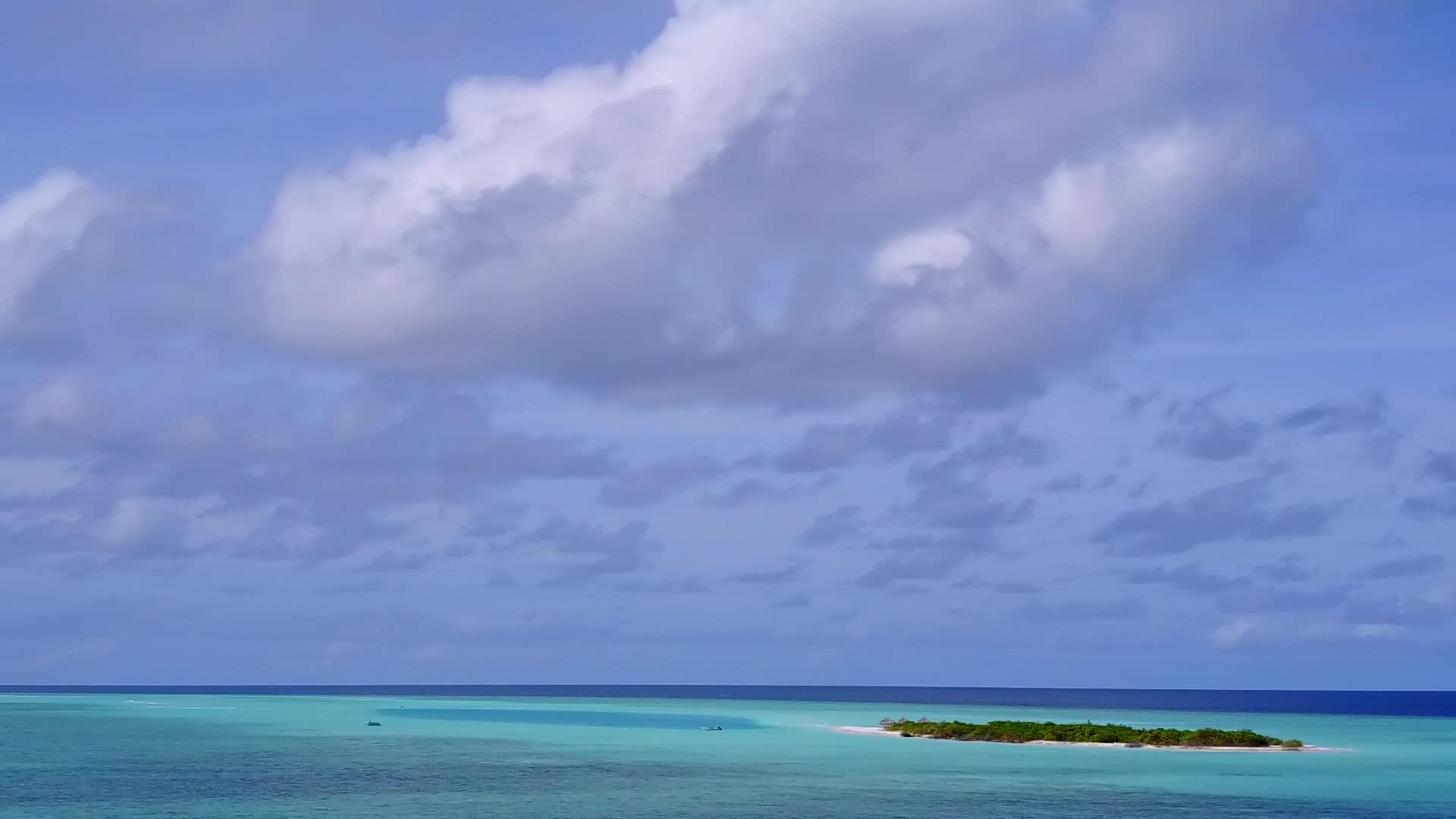 绿松石海和明亮的沙质背景下放松的海岸线海滩度假无人机视频的预览图