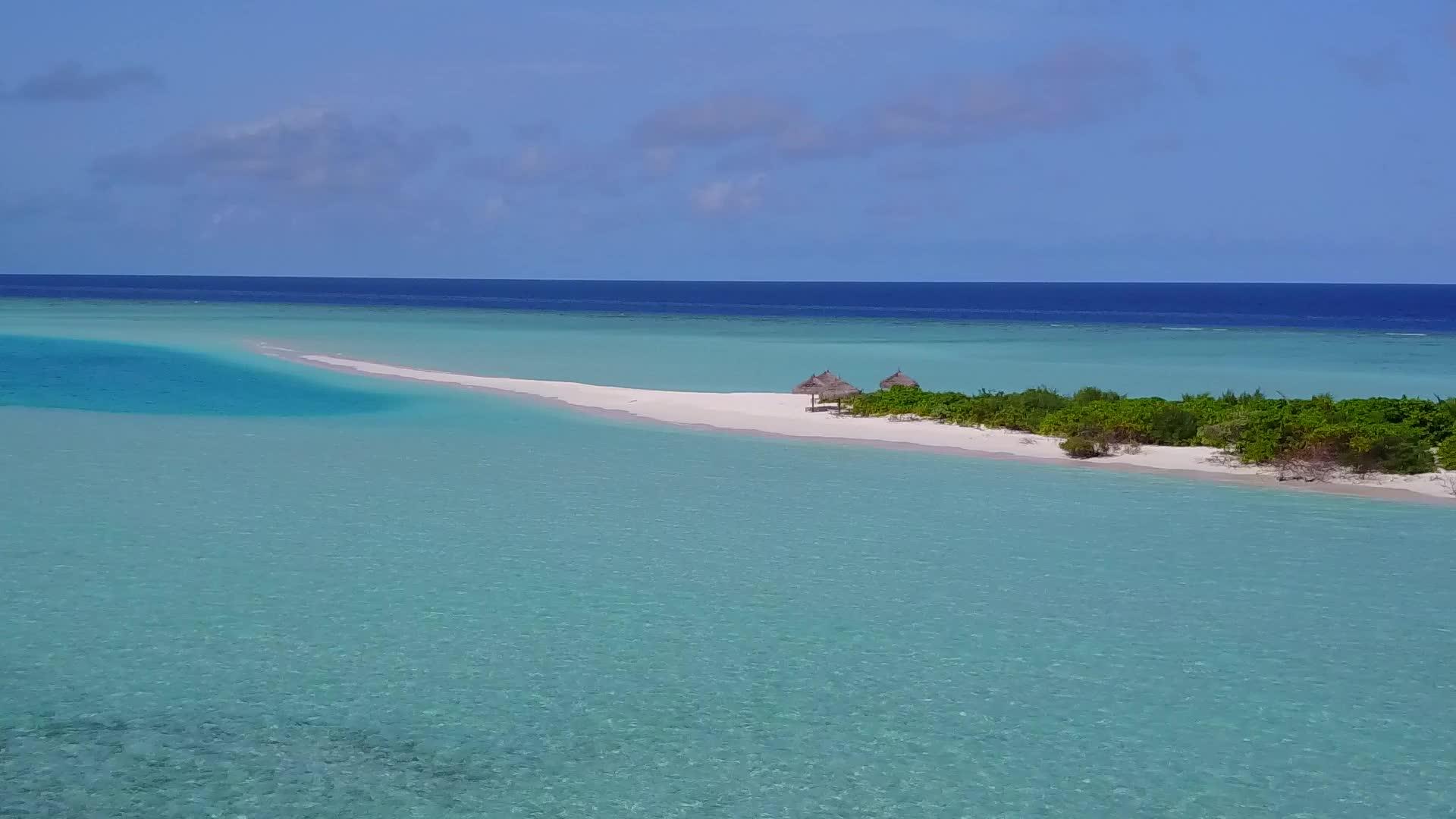 无人驾驶飞机飞越奇怪的海滩假日天空清洁沙子视频的预览图