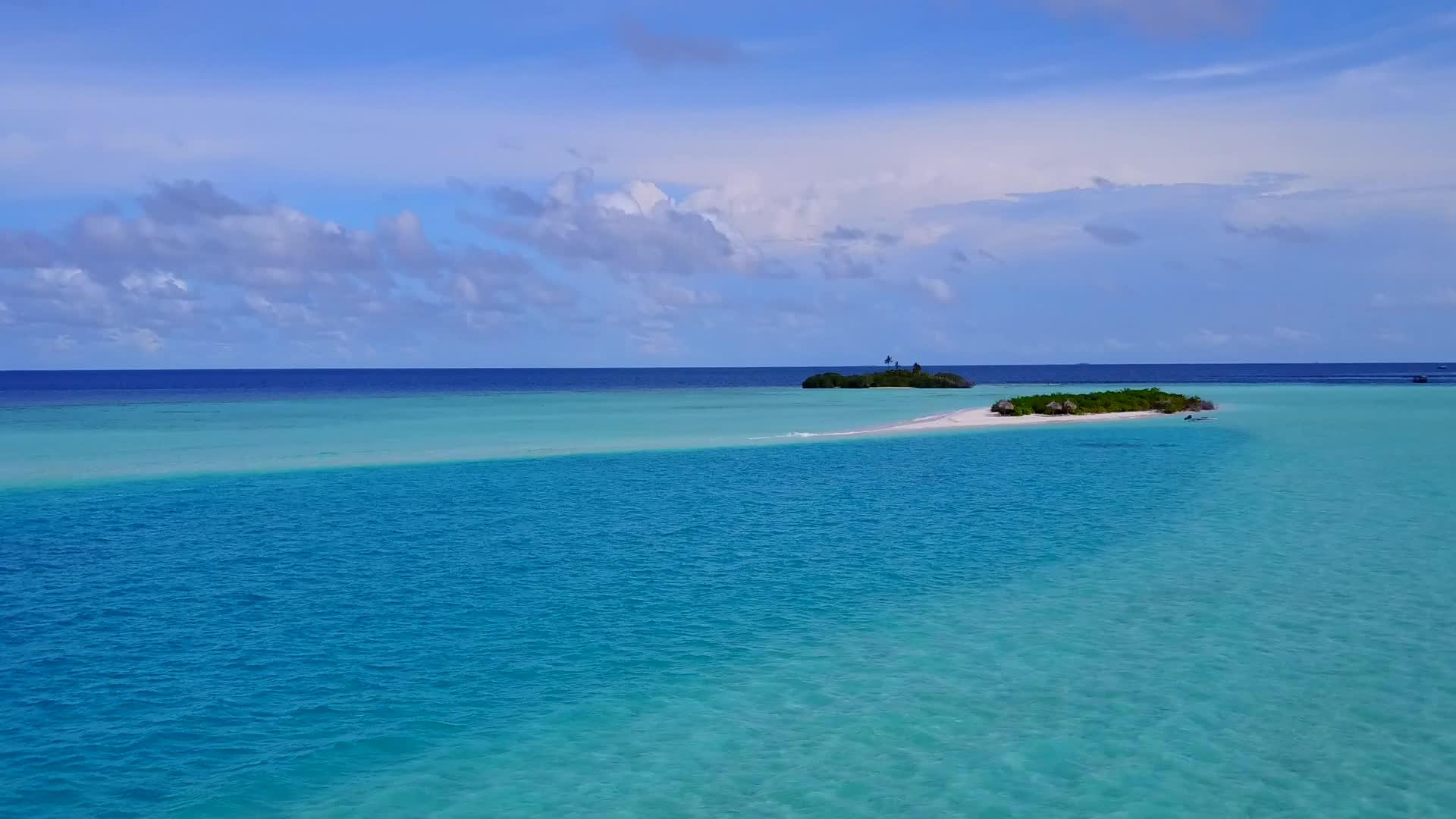 天堂岛海滩度假岛利用蓝海和白沙背景的蓝海视频的预览图