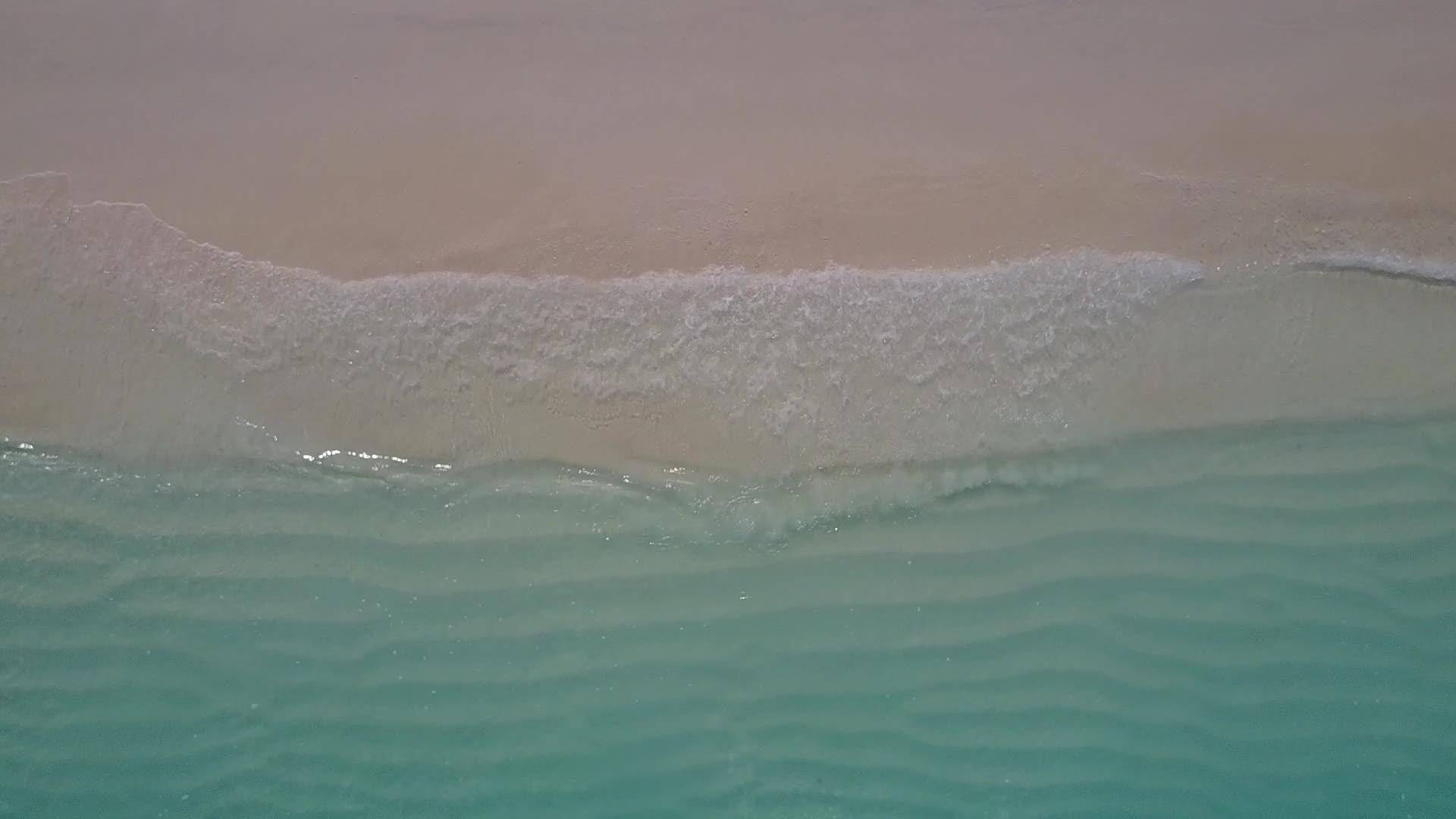 透明的沙滩背景宁静的海滩度假场景视频的预览图