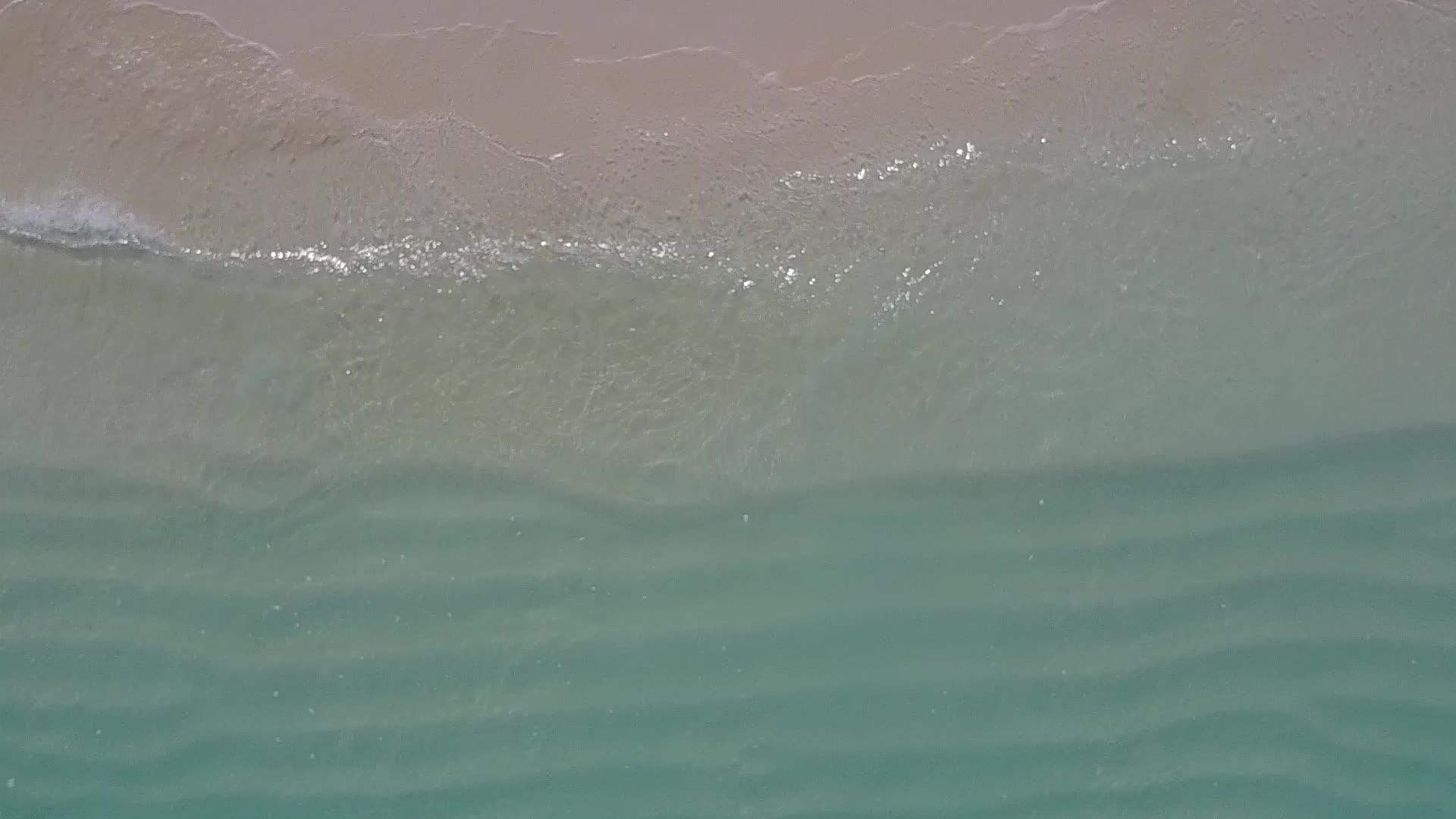 利用浅海和白沙的背景松环礁湖海滩探险的空中观光旅游视频的预览图
