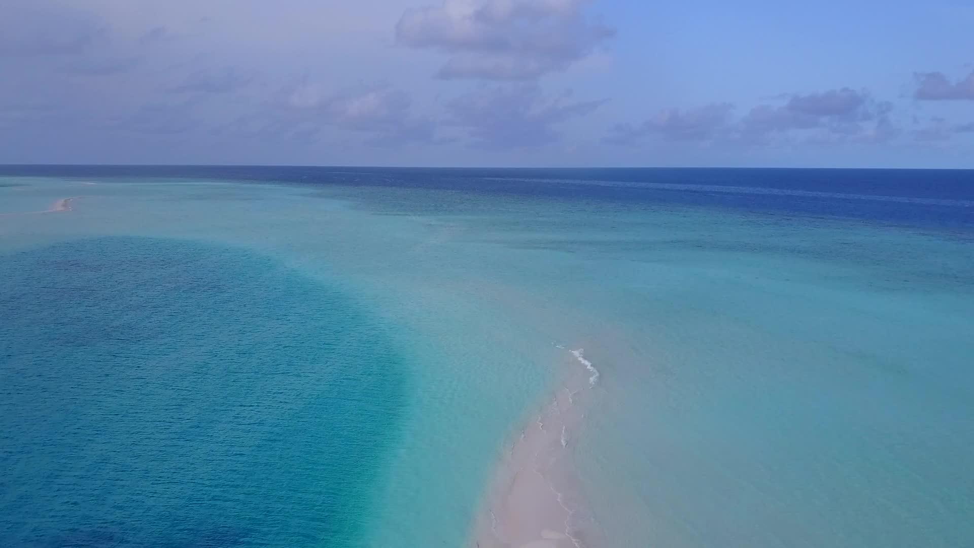 天堂海岸海滩航行由绿色海洋和白沙组成在空中无人驾驶视频的预览图