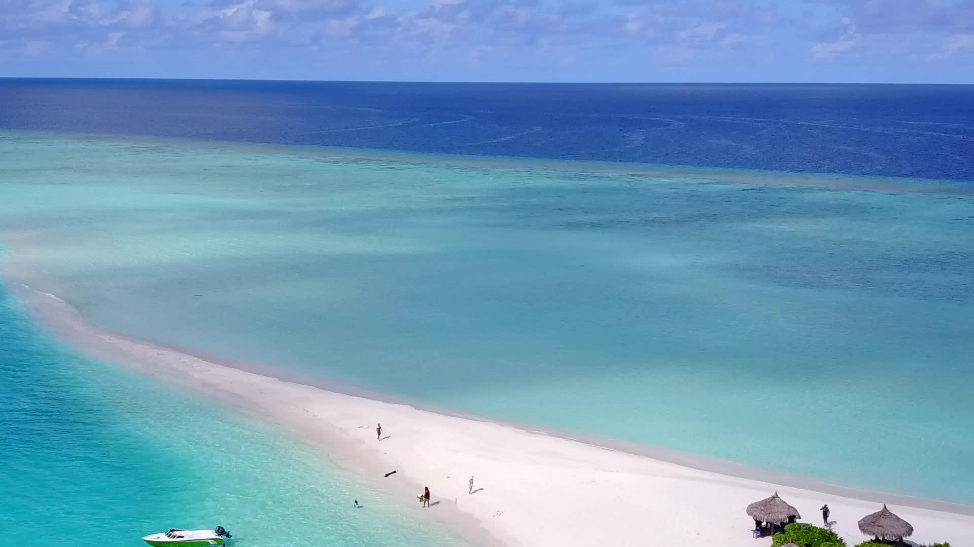 空中无人驾驶以蓝环礁湖和白沙为背景视频的预览图