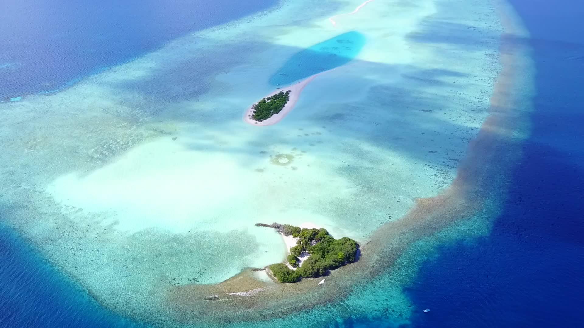 天堂海滨海滩以白沙为背景海蓝海水蓝色海滨航行视频的预览图