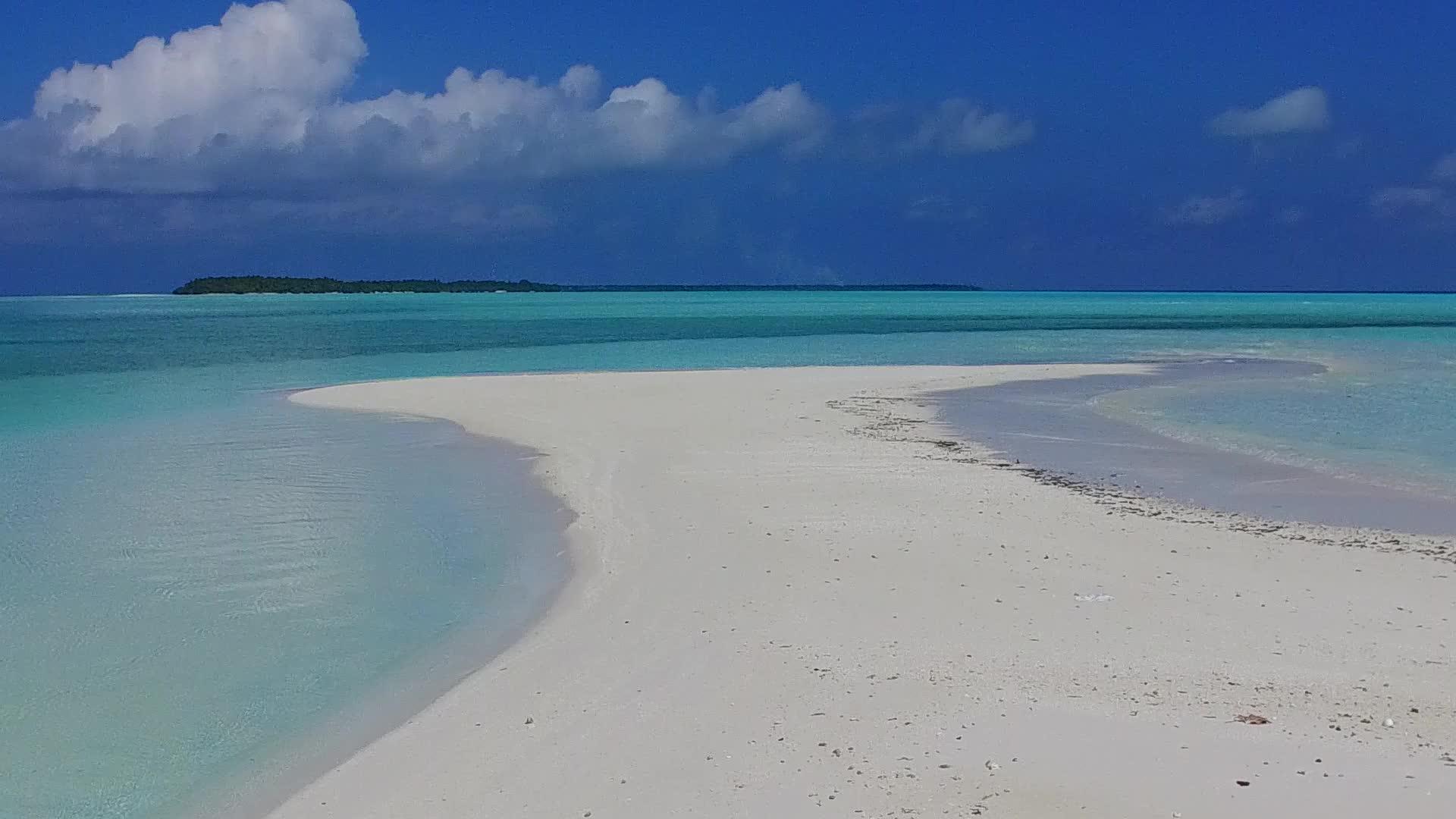 空中无人飞机以蓝海和浅沙为背景放松环礁湖海滩度假视频的预览图
