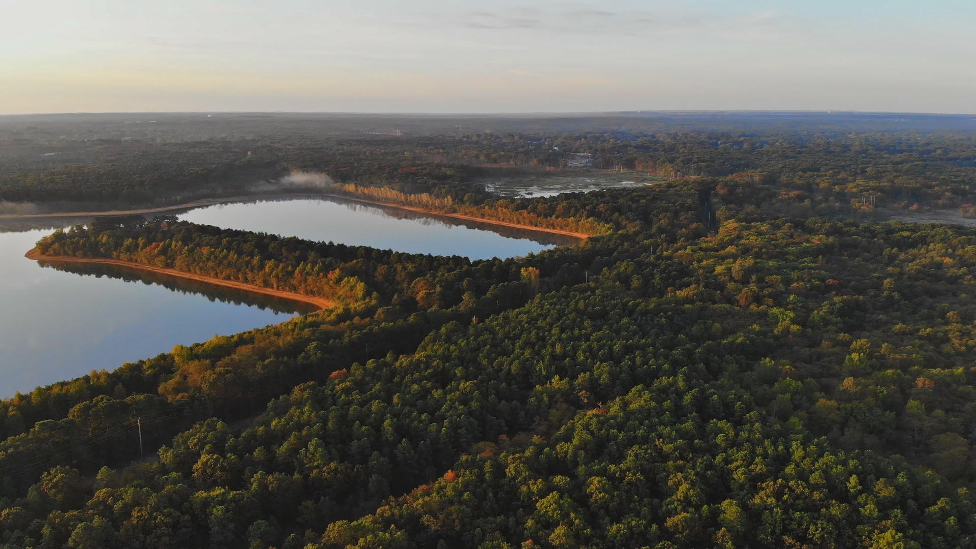 林林湖在多彩的秋叶和风景中视频的预览图