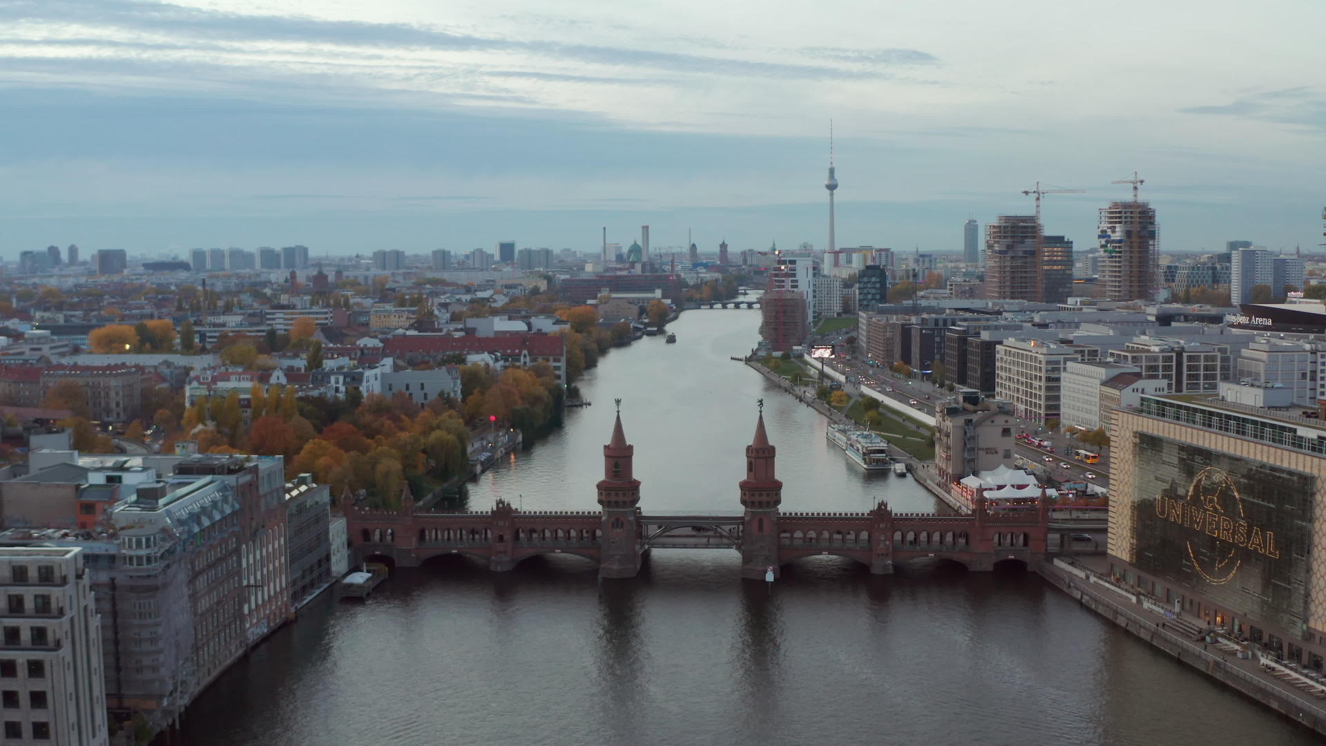 在伯林建立城市景观天线的镜头上有斯普雷河的奥伯鲍姆桥视频的预览图