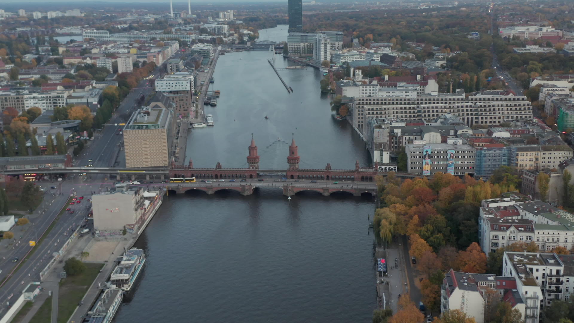 白天在伯林的斯普里河上奥贝鲍姆桥在德国德国空中很光滑视频的预览图