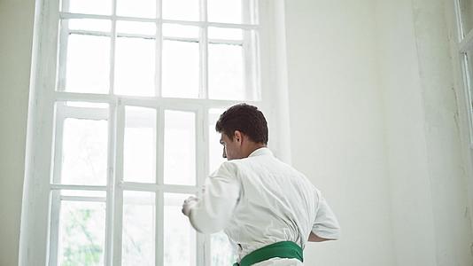 体育馆拳击训练武术硕士视频的预览图