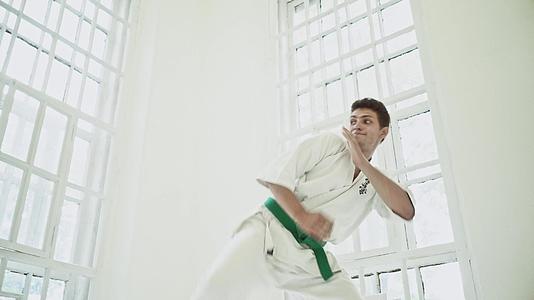 白窗背景训练人手空手道视频的预览图