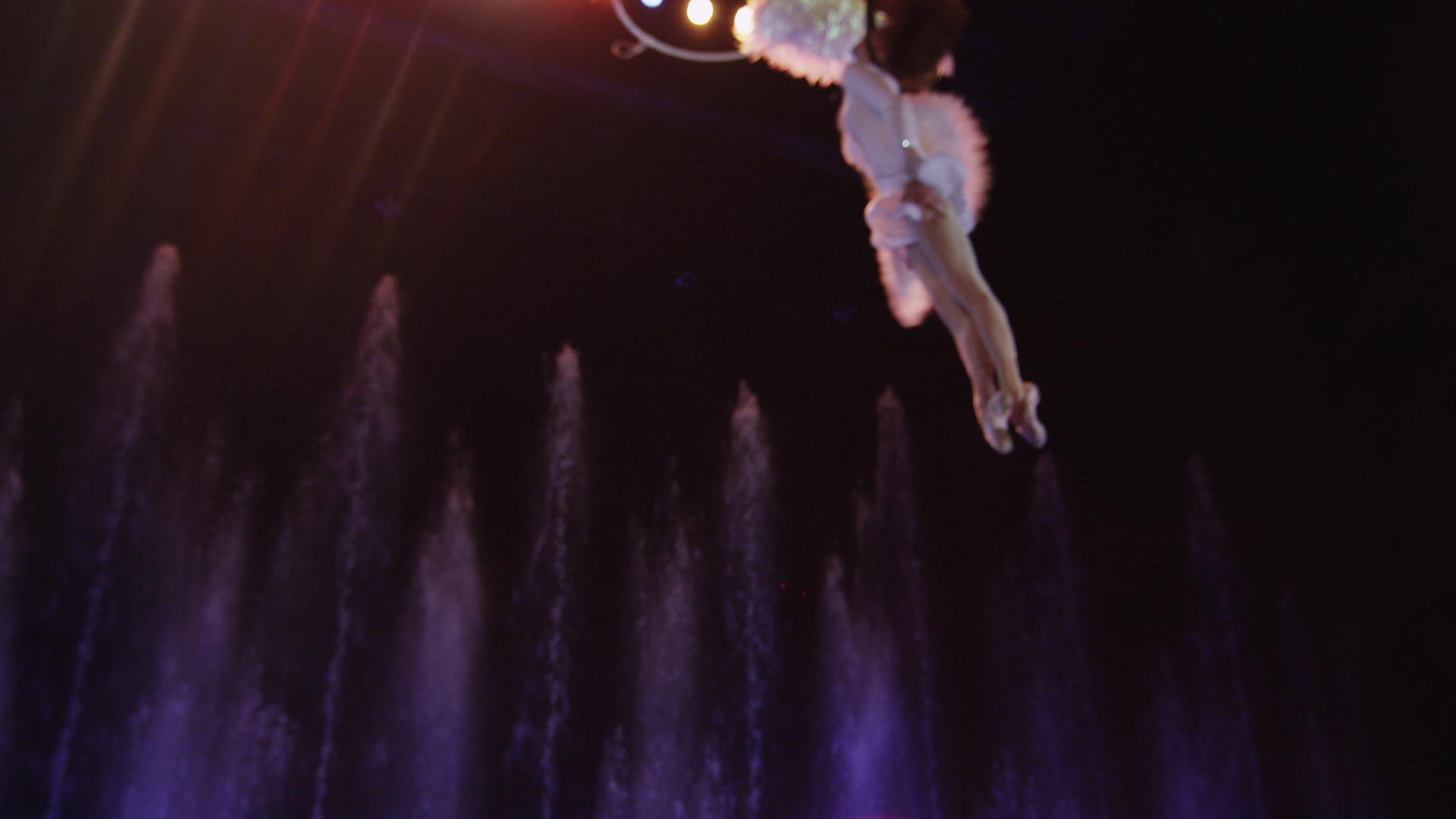 马戏团女体操运动员的空中表演视频的预览图