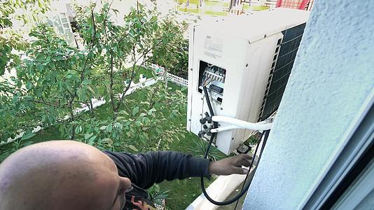 安装空调工人连接电线和电线系统视频的预览图
