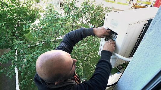 安装空调工人连接电线和电线系统视频的预览图