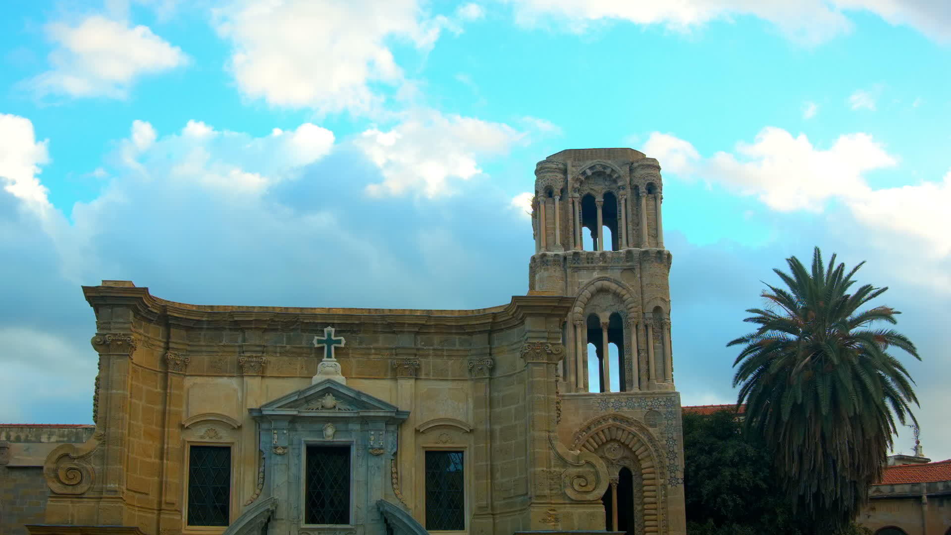 教堂里的乌云在蓝色的意大利视频的预览图