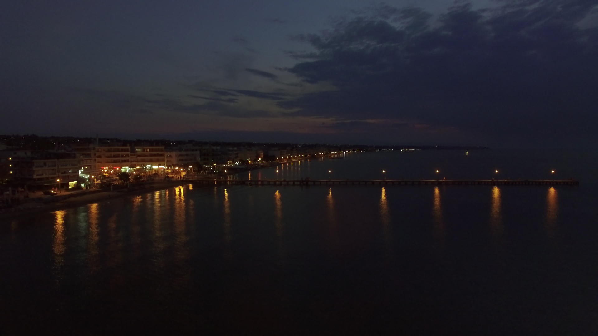 夜间有码头的度假胜地和海空观察视频的预览图
