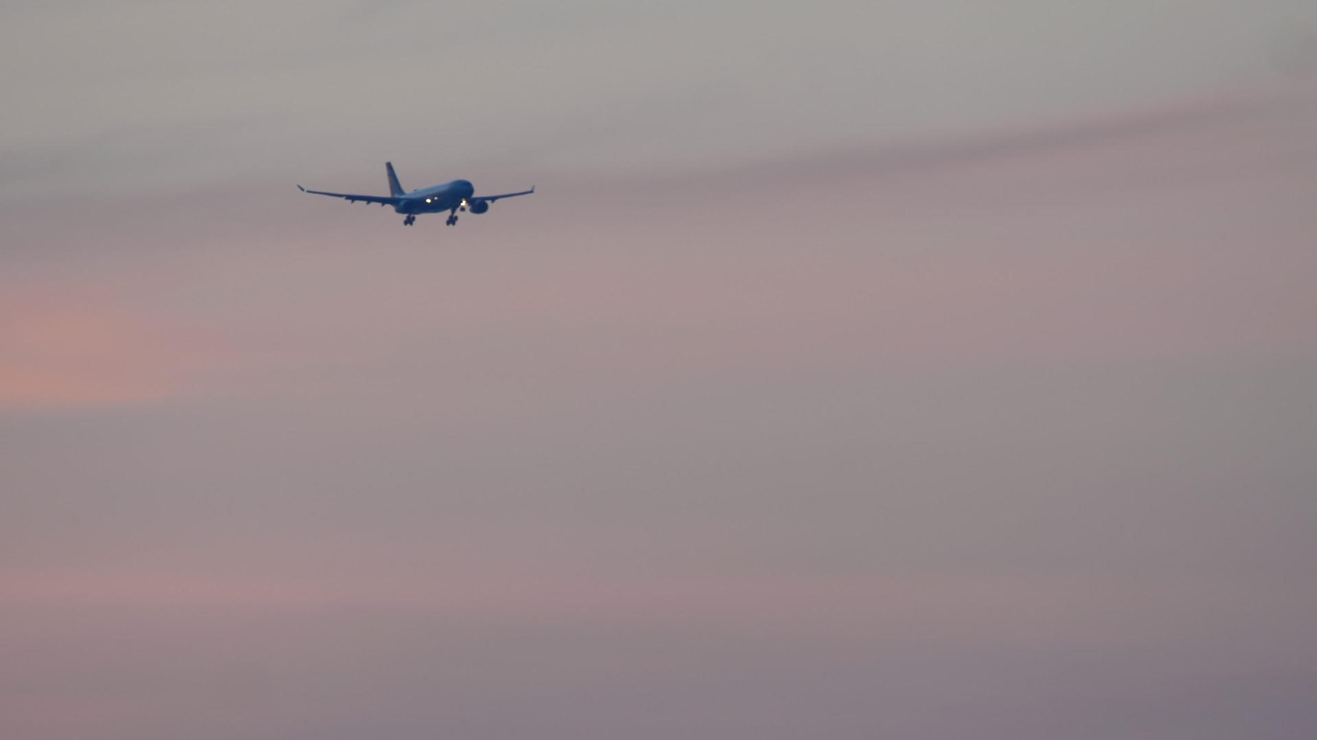 宽体最终飞机在日落时接近视频的预览图