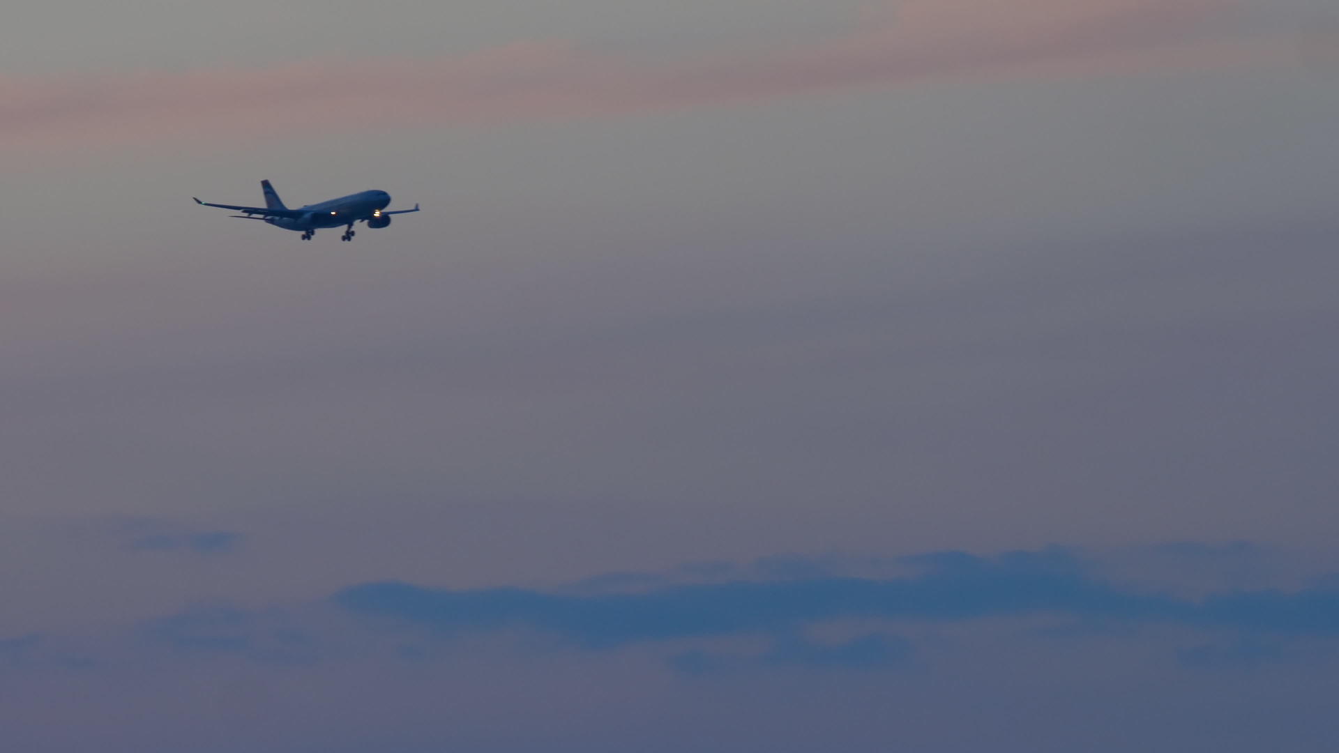 宽体最终飞机在日落时接近视频的预览图
