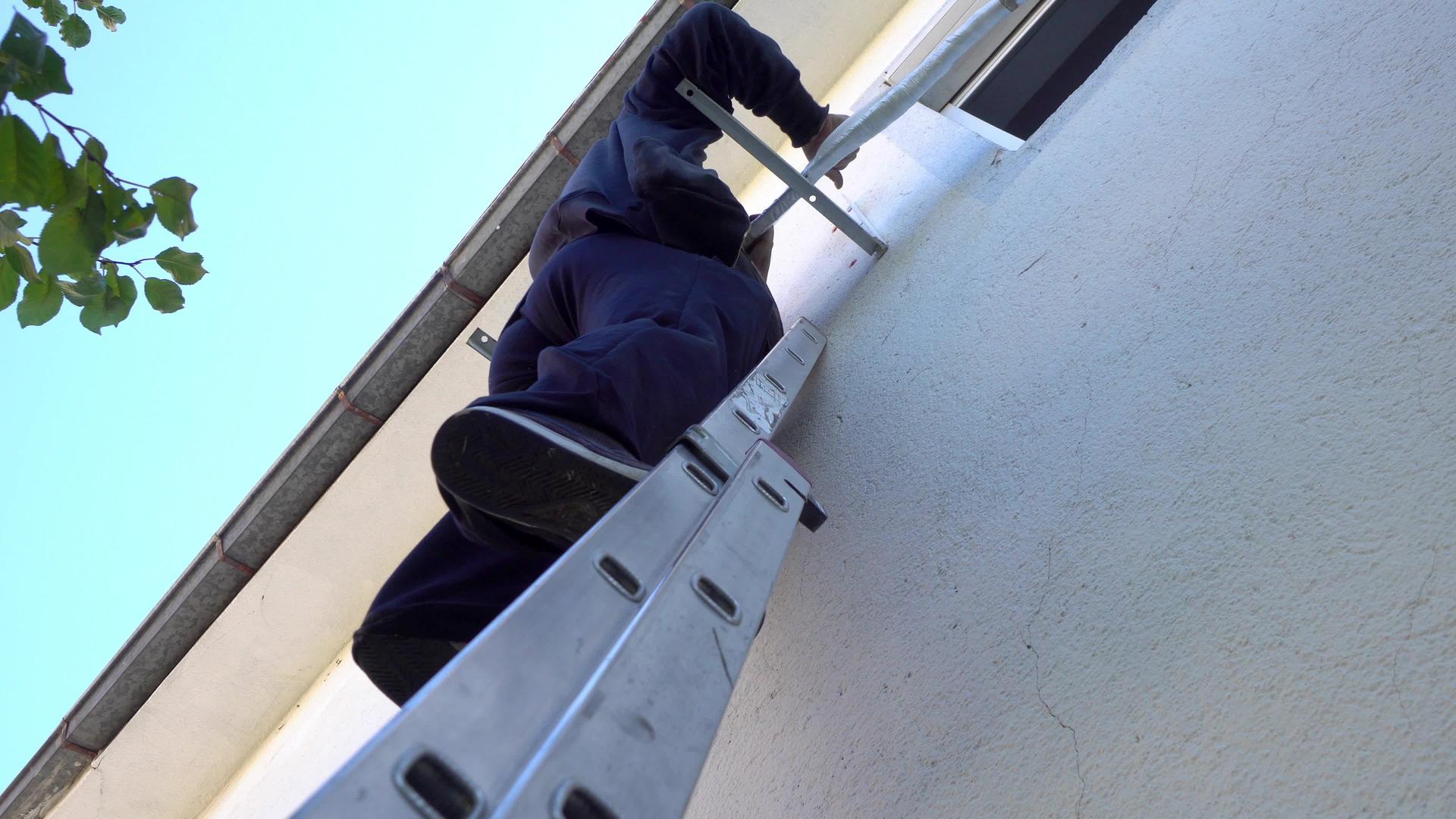 男技工修理安装室外空调机装置视频的预览图