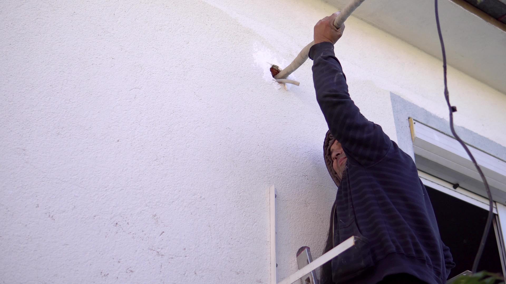 男技工修理安装室外空调机装置视频的预览图