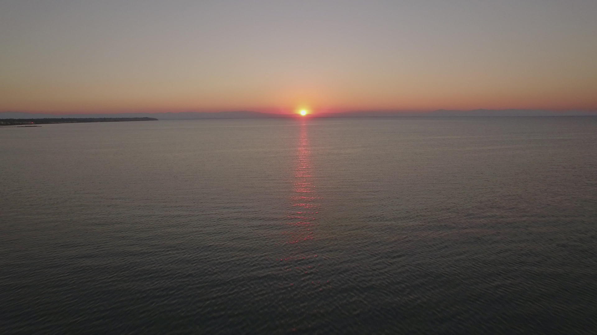 日落时有码头的海空航向视频的预览图