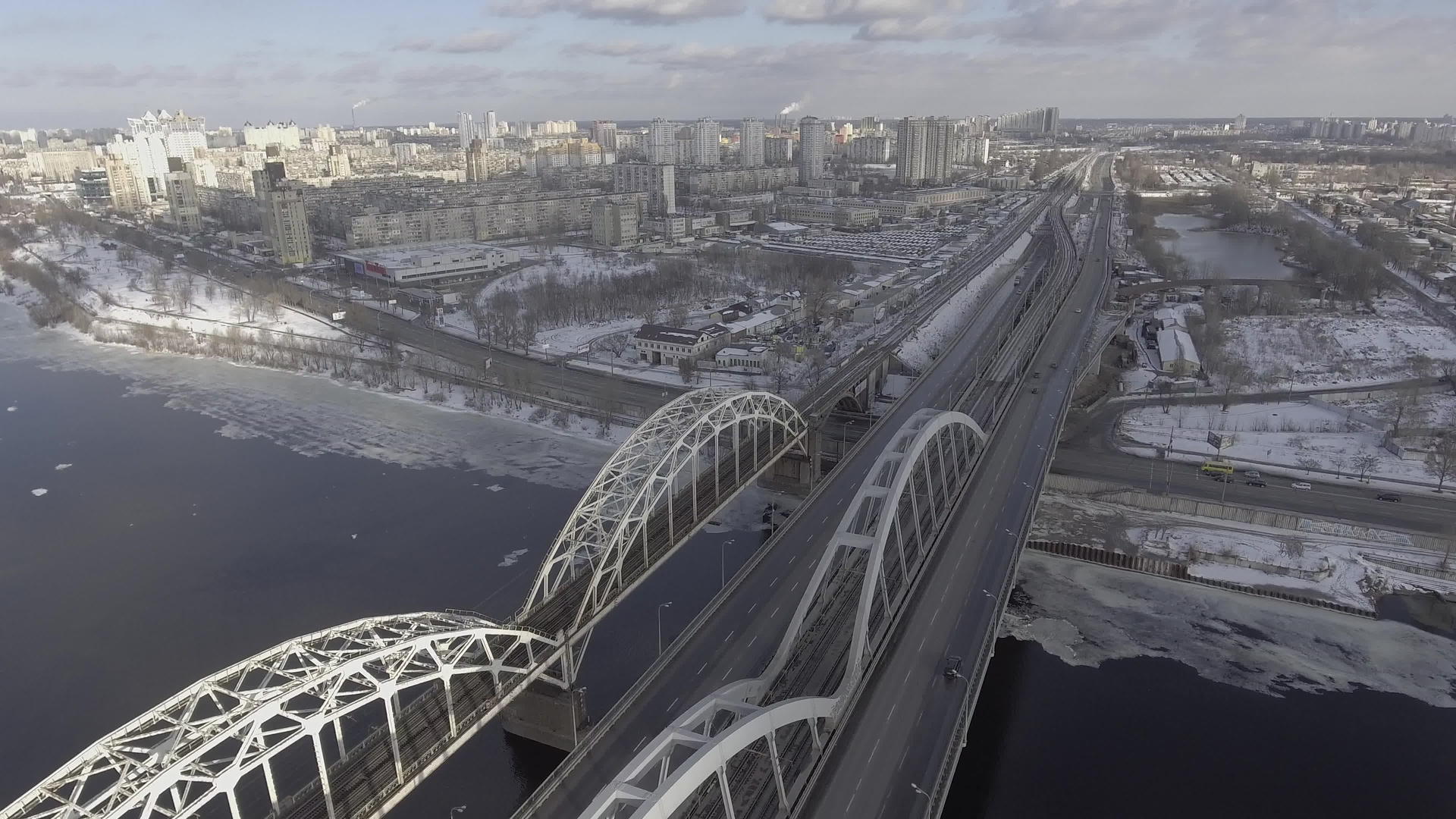 冬天人们飞过铁路桥和住宅区附近的特拉斯科伊视频的预览图