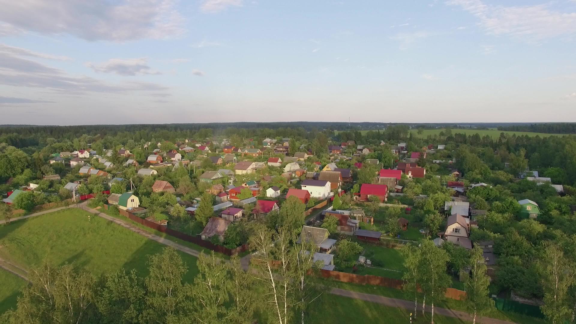 俄罗斯村庄道路和绿色自然空中射击视频的预览图
